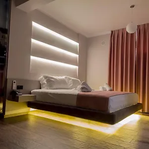 Pandora Tirana